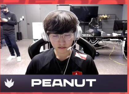 埃基蒂克助攻涉手球争议，主裁观看VAR核查