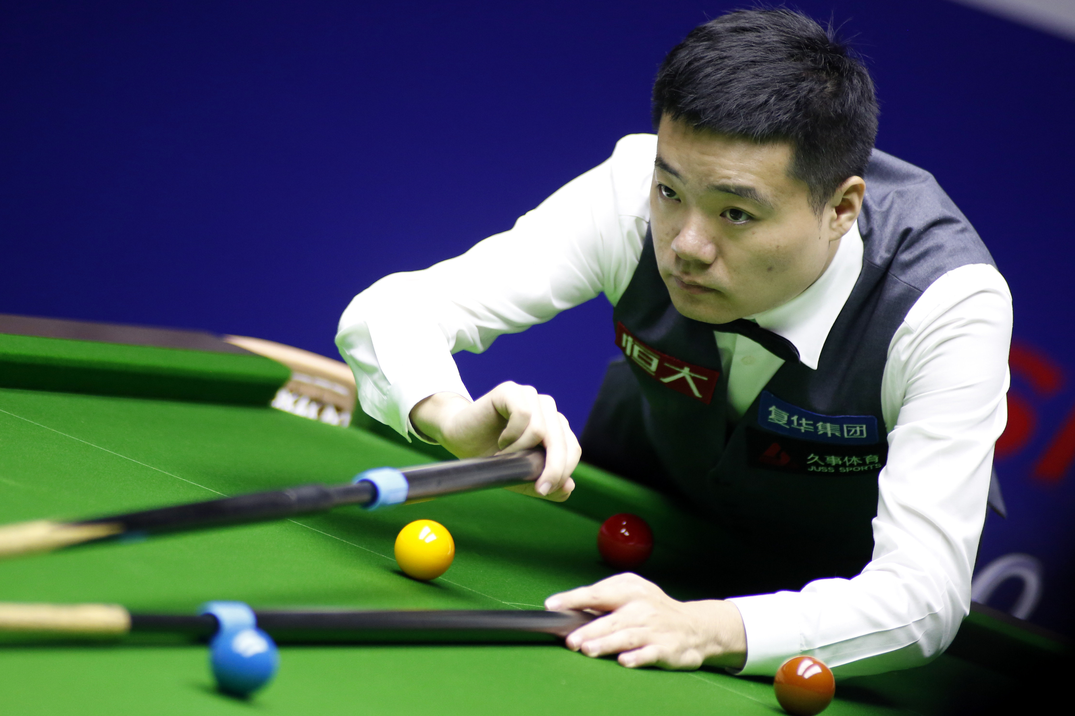 球队齐聚一 球队齐聚一